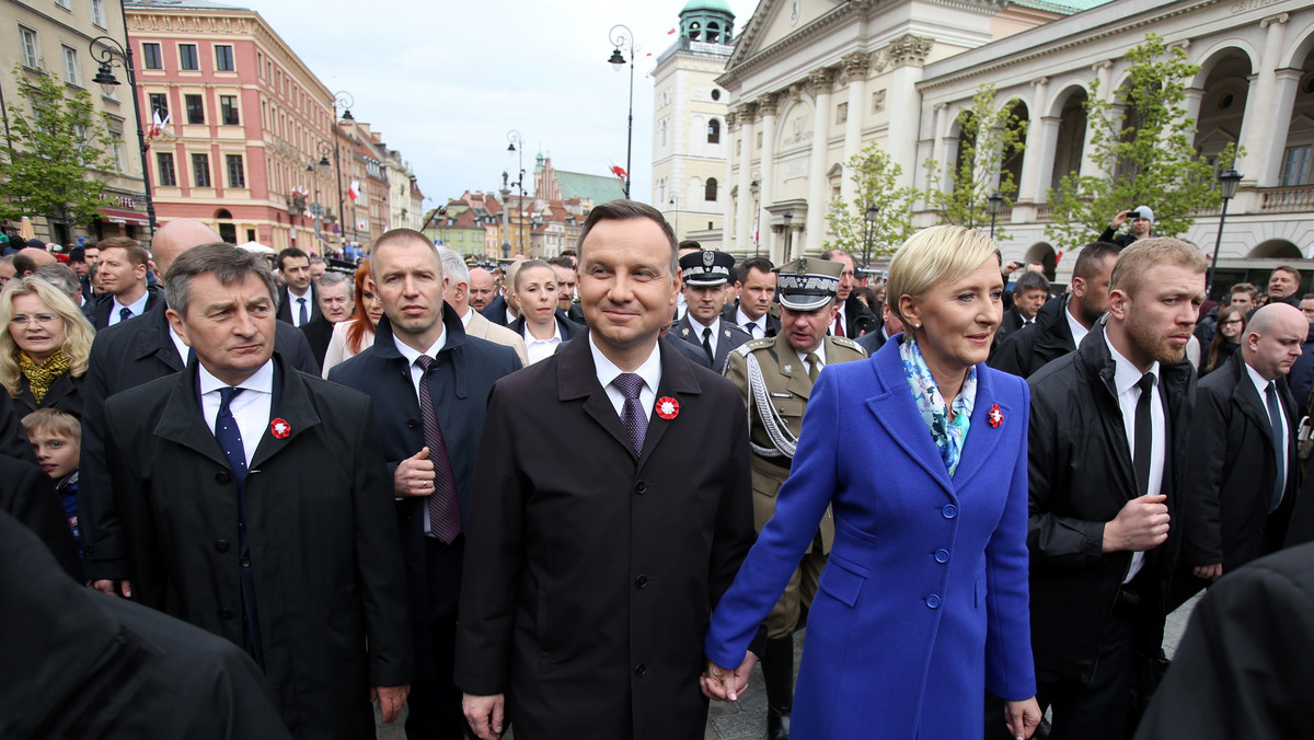 - Chcę, aby w sprawie Konstytucji Rzeczypospolitej odbyło się w naszym kraju w przyszłym roku, roku 100-lecia niepodległości, referendum - powiedział na placu Zamkowym Andrzej Duda. Prezydent podkreślił, że wierzy, iż to przedsięwzięcie uda się przeprowadzić ponad podziałami.