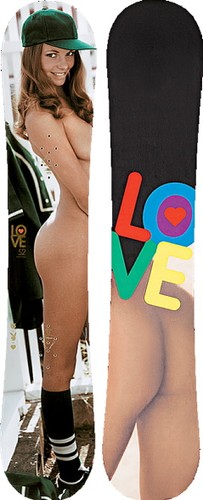 Znana firma snowboardowa Burton wypuściła nową serię desek. Motywem przewodnim są modelki 'Playboya' z lat 70.