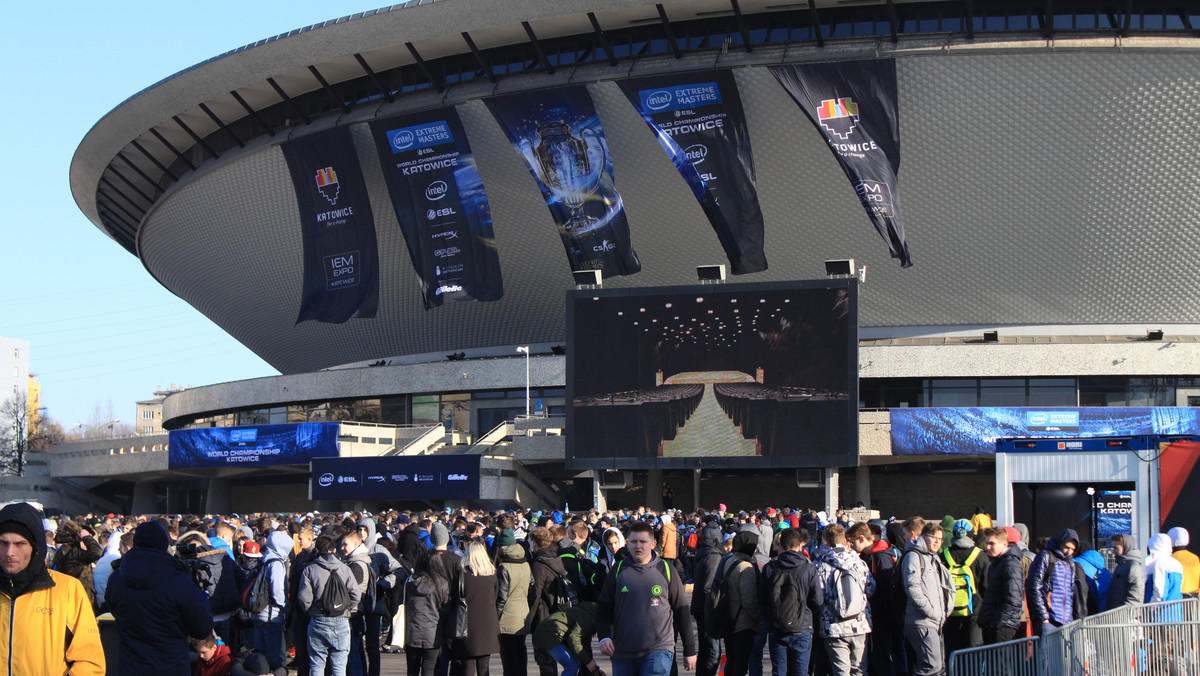 Dziś ruszyły kolejne i zarazem ostatnie rozgrywki finałowe 11. sezonu mistrzostw świata w grach komputerowych Intel Extreme Masters (IEM) w Katowicach. Najlepsi zawodnicy zmierzą się w dwóch grach: Counter-Strike: Global Offensive (CS:GO) oraz StarCraft II. Tegoroczna impreza w Katowicach została rozłożona na dwa weekendy. Łączna pula nagród to ok. 2,5 mln zł.