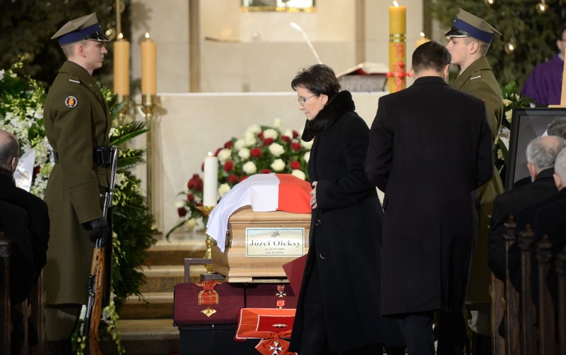 Premier Ewa Kopacz nad trumną Józefa Oleksego