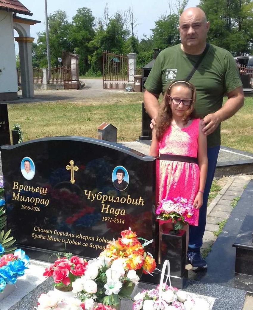 Jovana sa Slobodanom na očevom grobu
