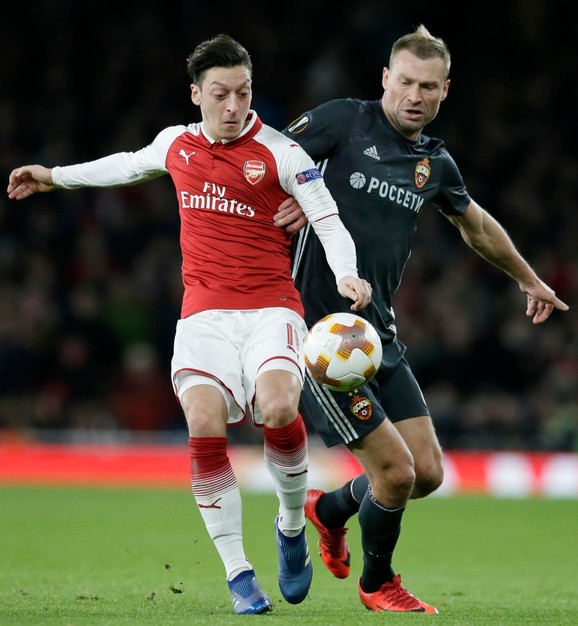 Aleksej Berezucki u duelu sa Ozilom