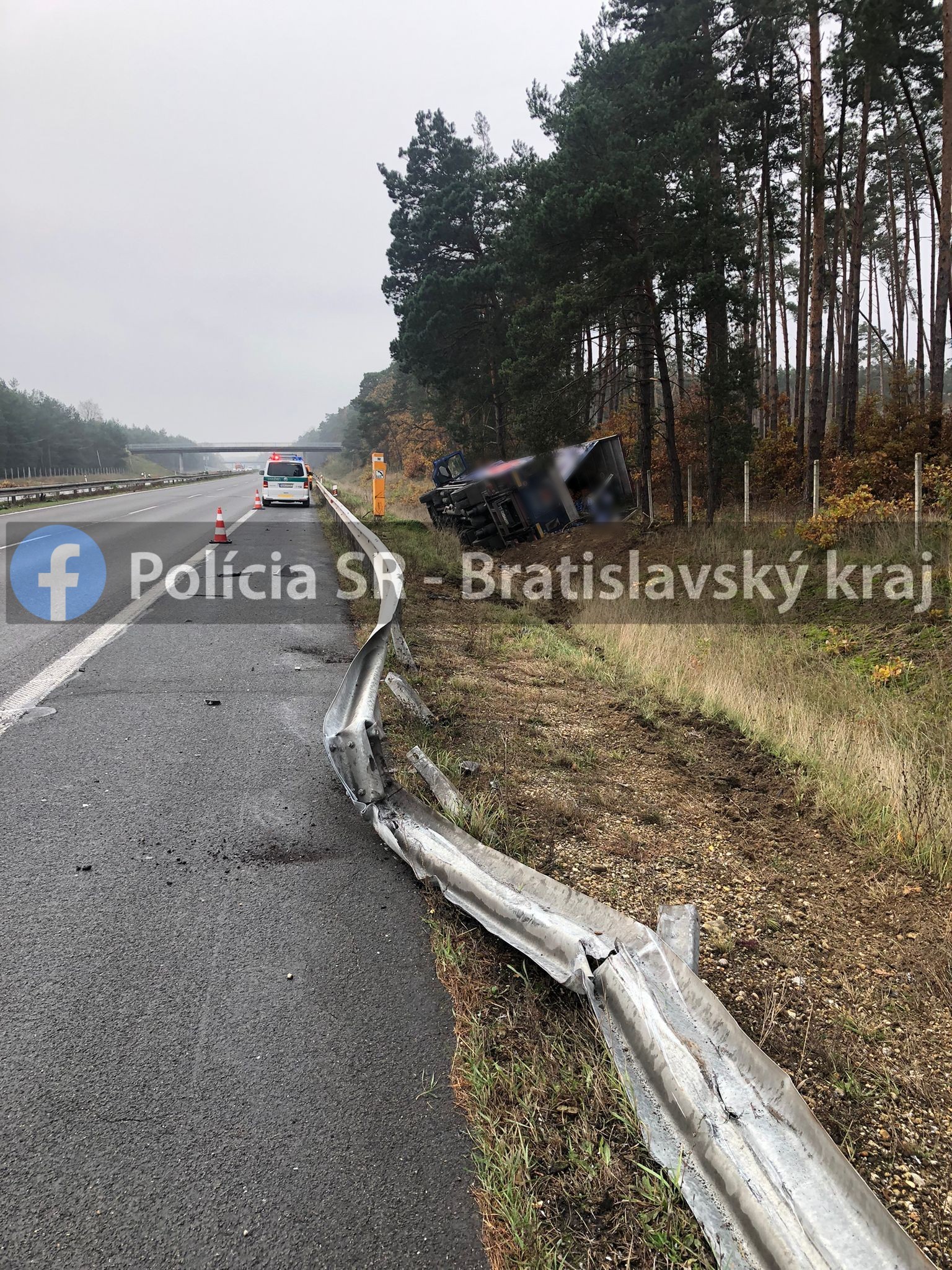 Nákladné auto zišlo z diaľnice D2 a skončilo v priekope.