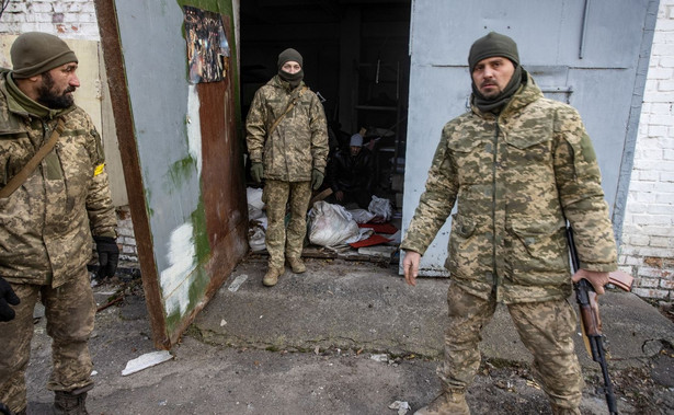 Ukraińscy żołnierze w zniszczonej w rosyjskich atakach miejscowości Bachmut
