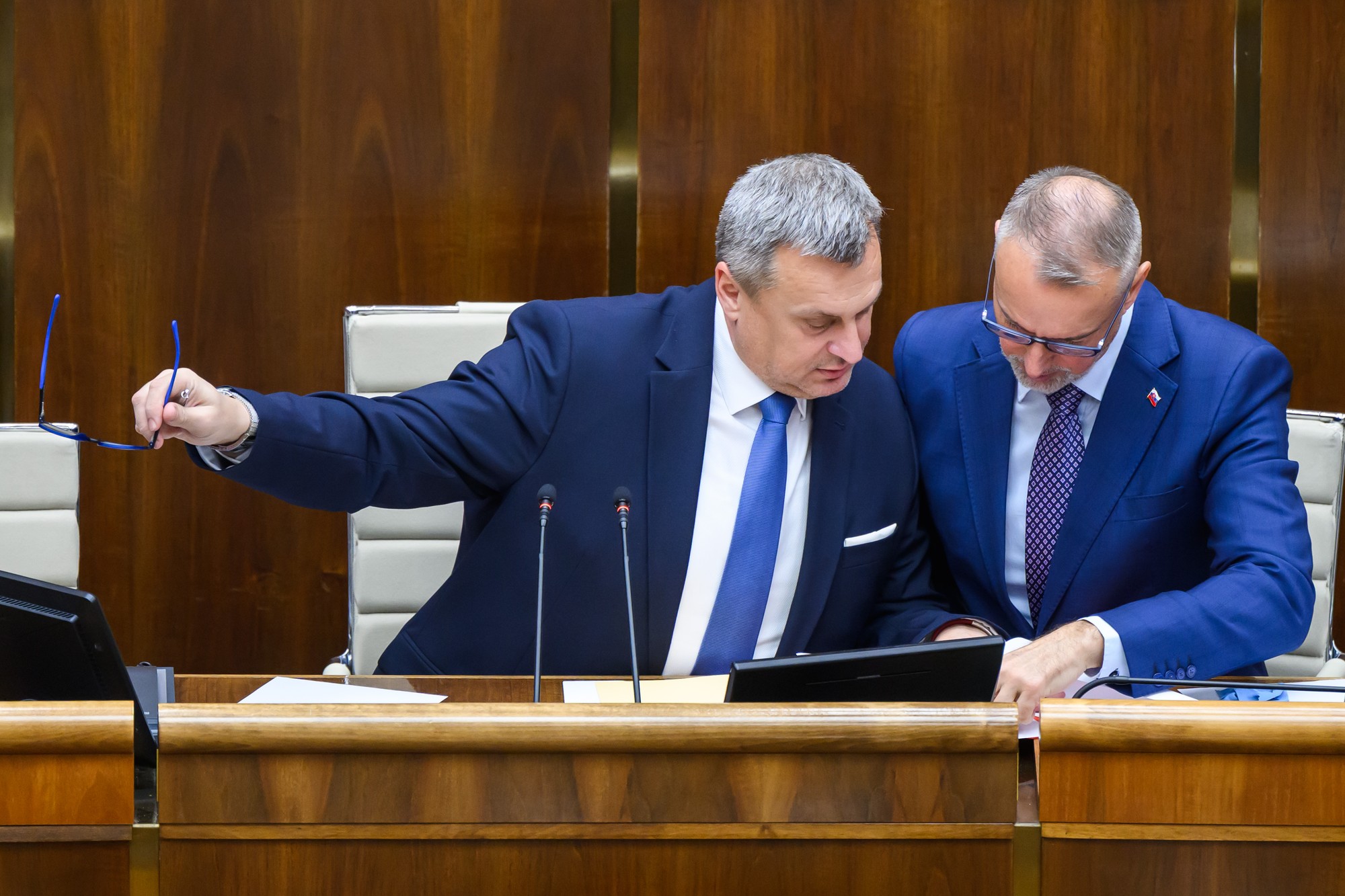 Zľava podpredseda NR SR Andrej Danko (SNS) a predseda NR SR Richard Raši (Hlas-SD).
