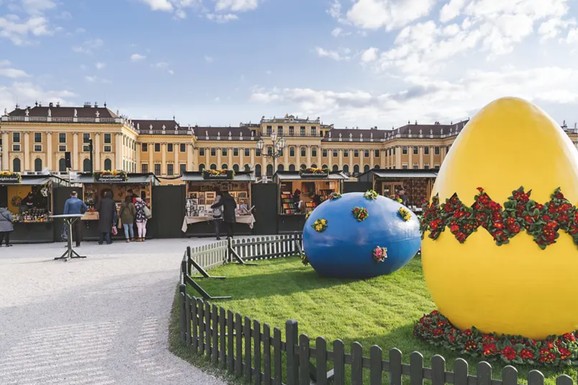 (FOTO) MAGIJA ZA CELU PORODICU Tradicionalni uskršnji sajam u Beču počinje već krajem marta: Lavirinti od slame, ringišpili i kulinarski raj ispred dvorca Šenbrun