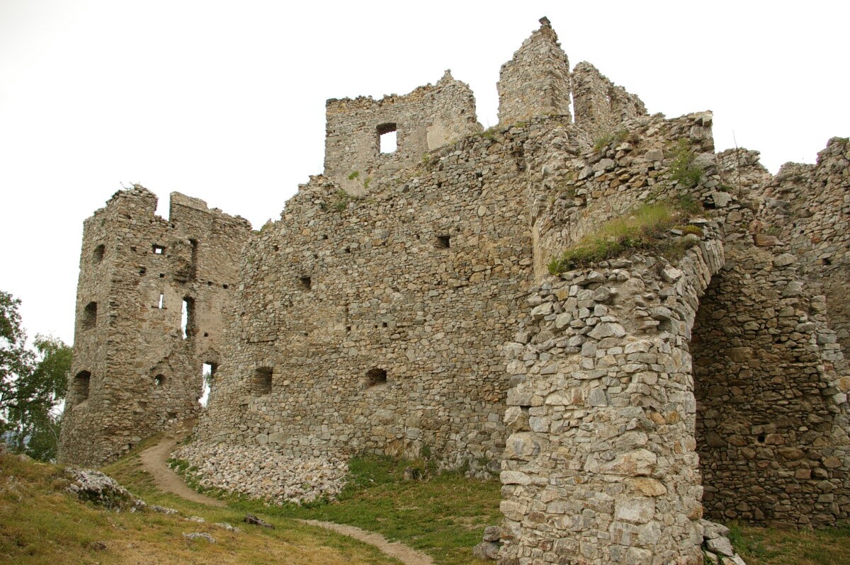 Hrad Hrušov.