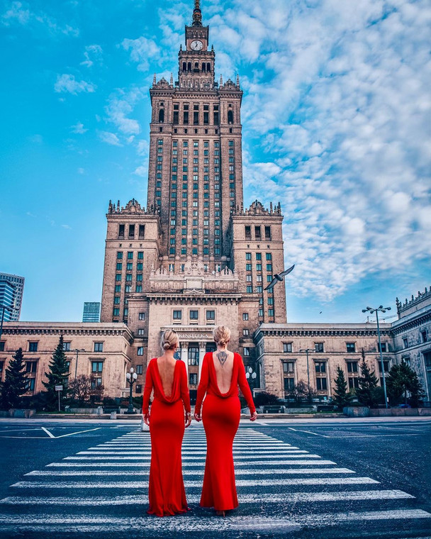 Bożena Budzyńska i Martyna Wojciechowska na tle Pałacu Kultury i Nauki w Warszawie 