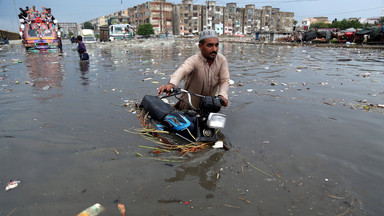 Największe miasto Pakistanu w wodzie. Pływające samochody i śmierć ludzi na ulicach