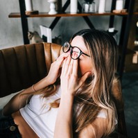 Mindkét szememben úszkáló fekete foltokat látok, mi ezek? Az orvos válaszol