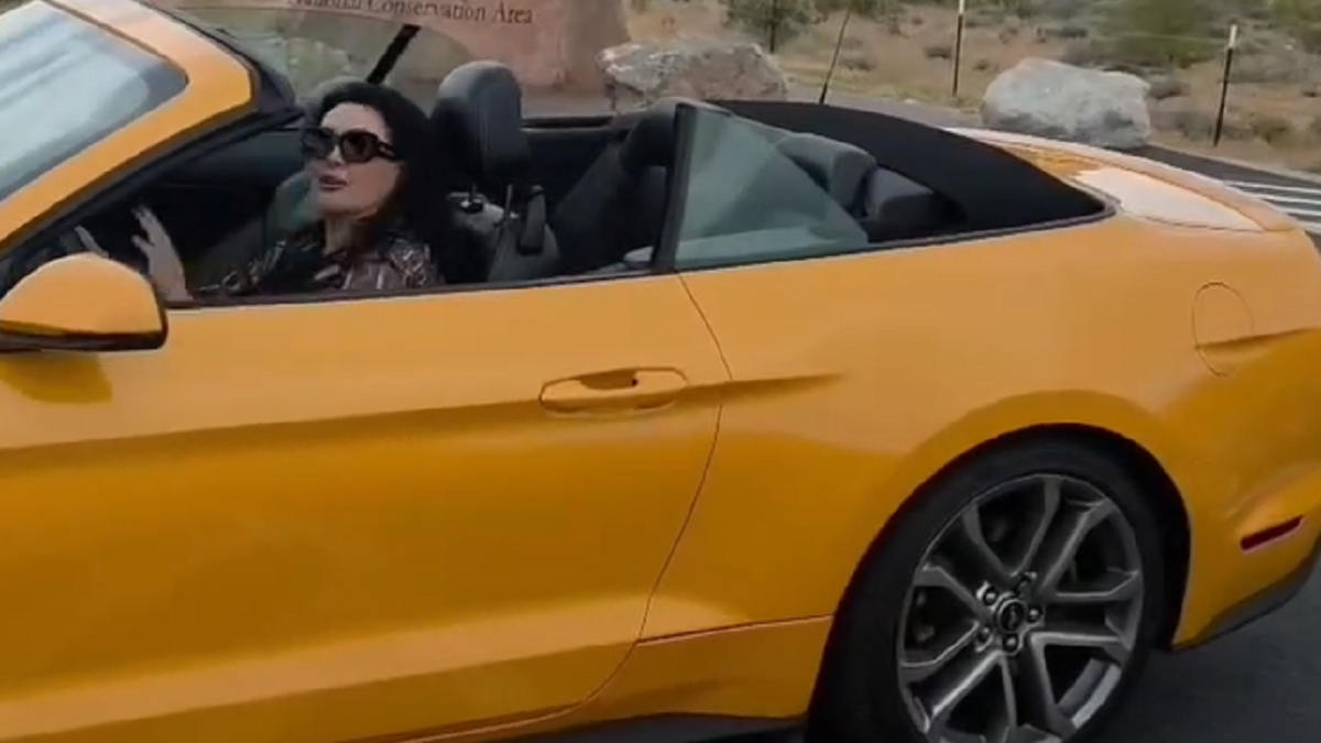 DRAGANA MIRKOVIĆ SE SNIMA U PAPRENO SKUPOJ MAŠINI Evo koliko košta NAPUCANI KABRIOLET, pevačica poručuje: 