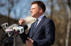 Polska 2050 Szymona Hołowni zaczyna tracić poparcie [NAJNOWSZY SONDAŻ]