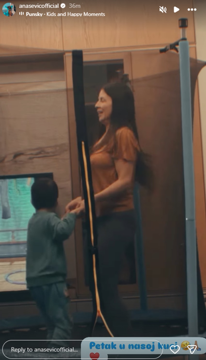 Ana Sević sa sinom skače na trambolini