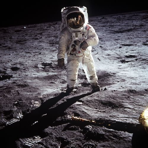 Buzz Aldrin, człowiek, który jako drugi postawił stopę na powierzchni Księżyca 21 lipca 1969. Fotografię wykonał Neil Armstrong (domena publiczna)