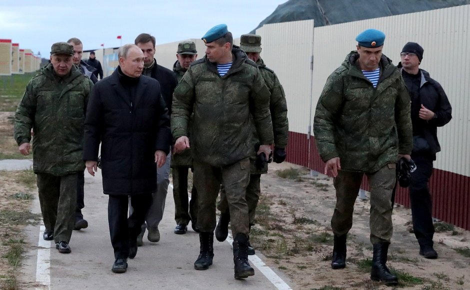 Prezydent Rosji Władimir Putin przeprowadzający inspekcję poligonu w obwodzie riazańskim dla rekrutów wezwanych do służby wojskowej w ramach częściowej mobilizacji, 20 października 2022 r.