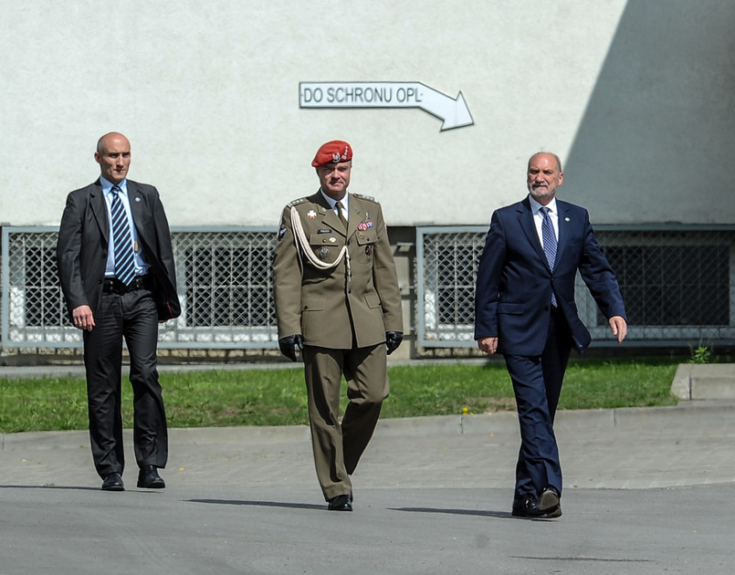 Minister obrony narodowej (P) i komendant główny ŻW Tomasz Połuch (C), podczas uroczystości zorganizowanych w Warszawie z okazji święta Żandarmerii Wojskowej