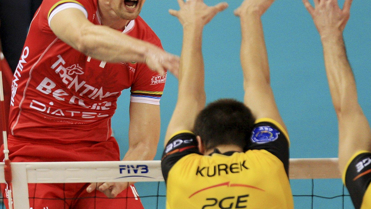 Po finale Klubowych Mistrzostw Świata, w którym PGE Skra Bełchatów przegrała z Trentino Volley 1:3, polska prasa nie ma wątpliwości, że to włoska drużyna zasłużyła na tytuł. Przyznaje także jednak, że nadzieje na triumf w KMŚ, po 16 kolejnych wygranych spotkaniach Skry, były bardzo rozbudzone.