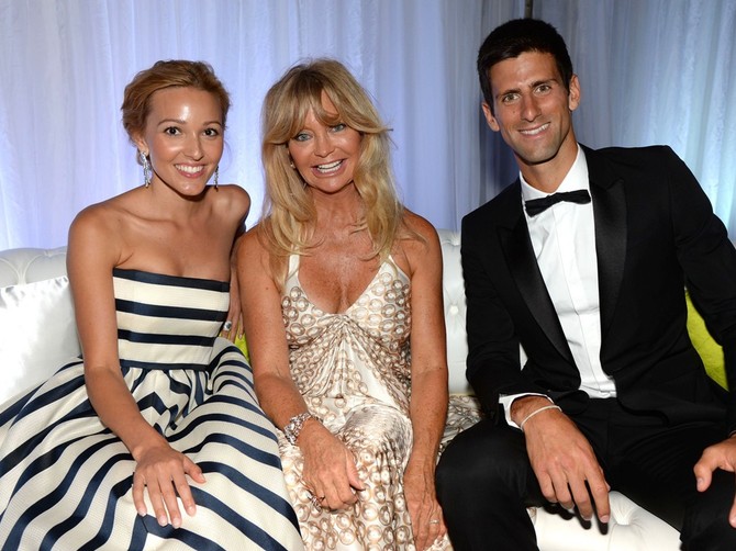 Jelena i Novak Đoković sa glumicom Goldi Hon 2013. u Londonu 