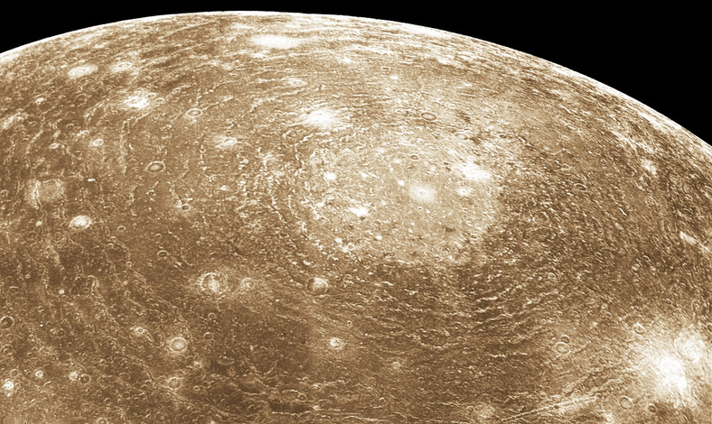 Krater Valhalla na Callisto - zdjęcie wykonane przez Voyagera 1