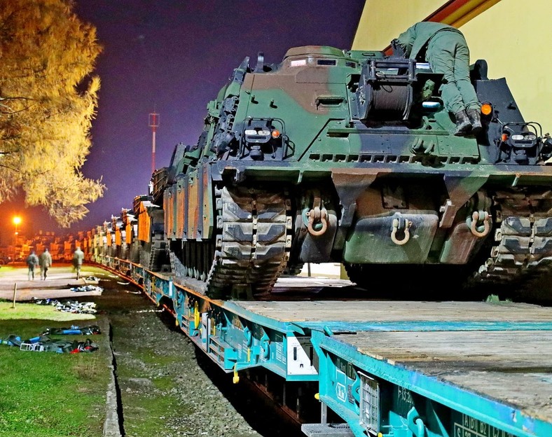 Wóz zabezpieczenia technicznego M88A2 HERCULES (ang. Heavy Equipment Recovery Combat Utility Lifting Extraction System) w trakcie transportu do Żurawicy.