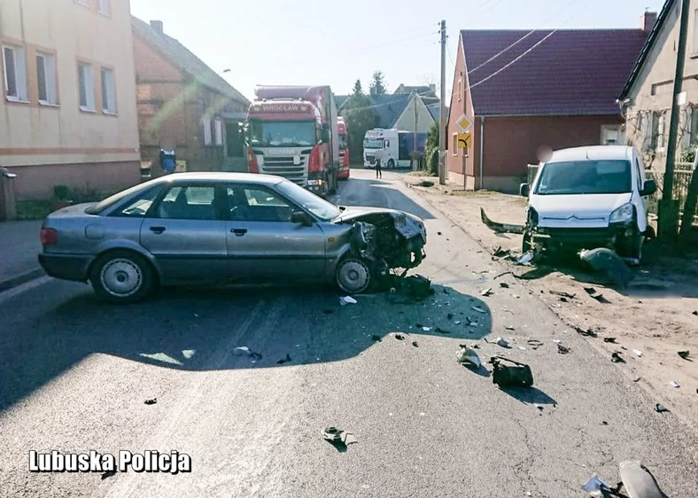 Podczas ucieczki kierujący Citroenem Berlingo czołowo zderzył się z Audi