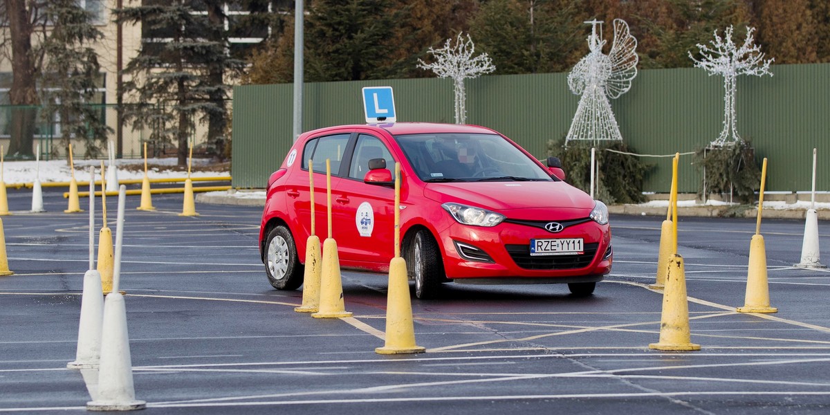 Ma być zmiana kierunku szkolenia kierowców - z nauki pytań egzaminacyjnych na naukę przepisów i zasad ruchu.