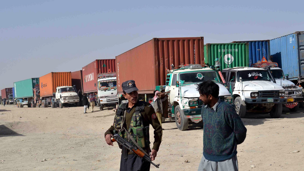 Nieznani sprawcy zaatakowali w niedzielę wieczorem na południu Pakistanu konwój z zaopatrzeniem dla sił NATO; zginęła jedna osoba. Setki pojazdów utknęło w Pakistanie, gdy władze tego kraju zablokowały afgańską granicę po incydencie z udziałem sił Sojuszu.
