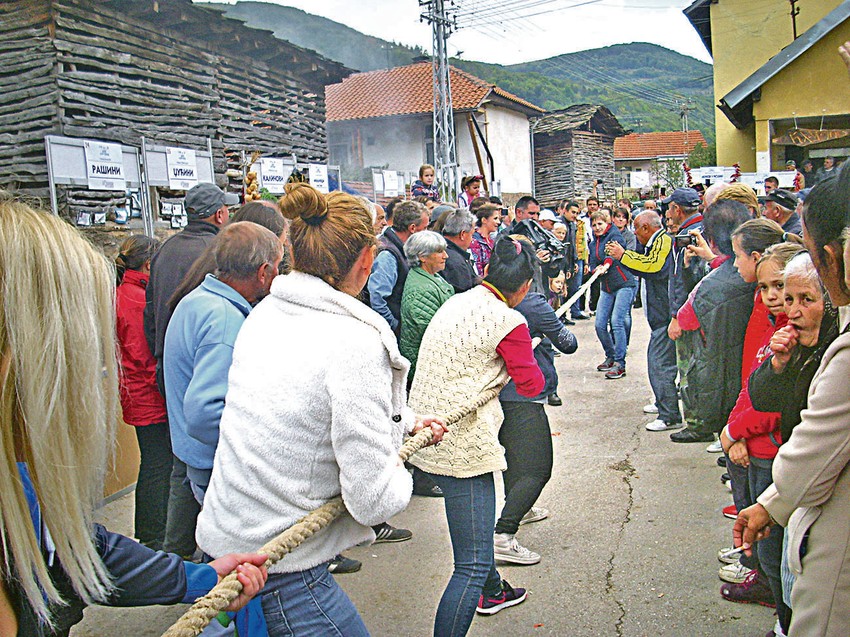 Nezaobilazne su i igre nadvlačenja konopca