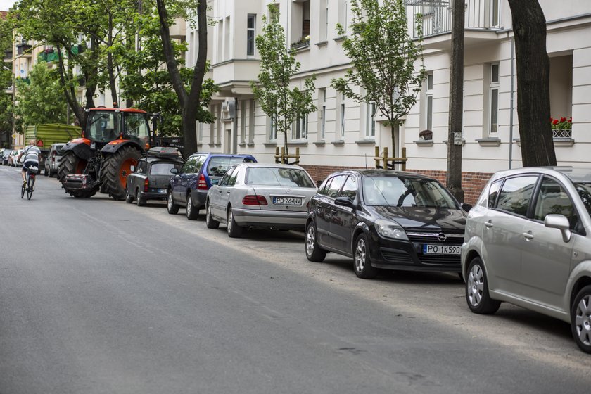 Likwidują miejsca parkingowe i każą parkować daleko