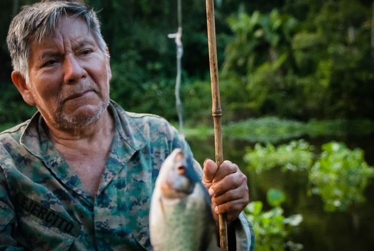 Don Silverio z piranią na żyłce, Laguna Limoncocha w Ekwadorze; fot. T. Bogusz / Pirania na kolację
