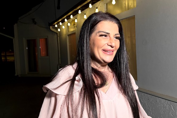 "IMAMO KUĆU NA MORU, PLANINI I U BEOGRADU" Sanja Maletić o ćerki koju je dobila u 52. godini i suprugu: "On je čuva, nemamo dadilju" (VIDEO)