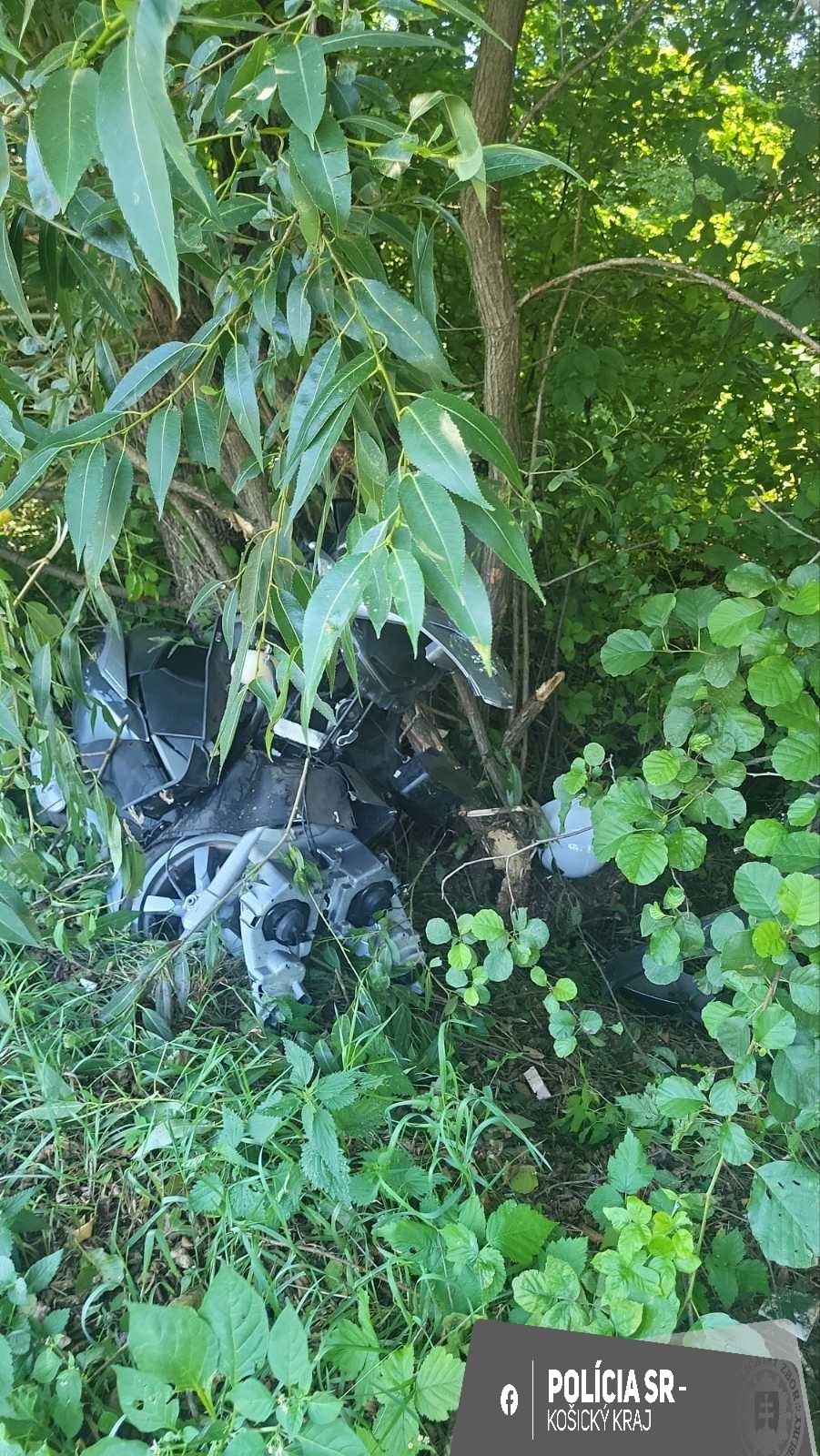 Motocyklista zomrel po náraze do stromu medzi Šacou a Malou Idou.