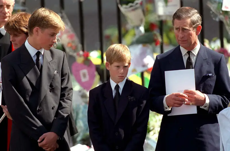 Książę Harry, William i Karol podczas pogrzebu Diany 6 września 1997 r. / Anwar Hussein, Getty Images