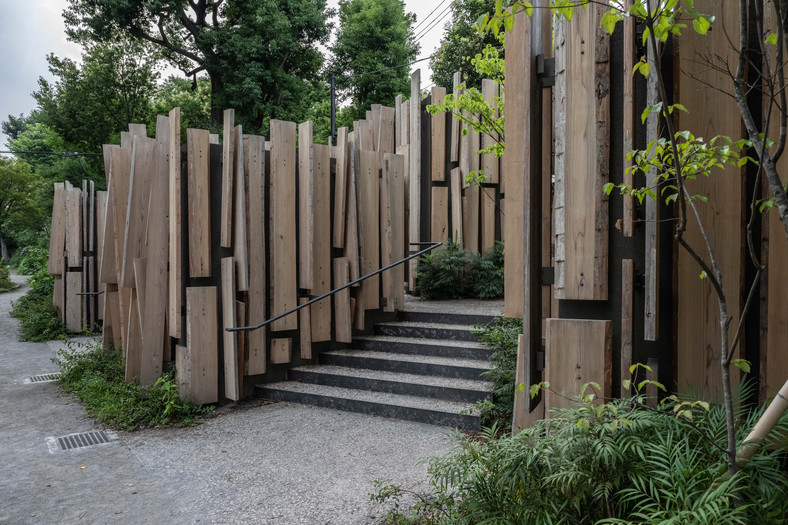 Publiczna toaleta zaprojektowana przez japońskiego architekta Kengo Kumę w parku Nabeshima Shoto w Tokio. 