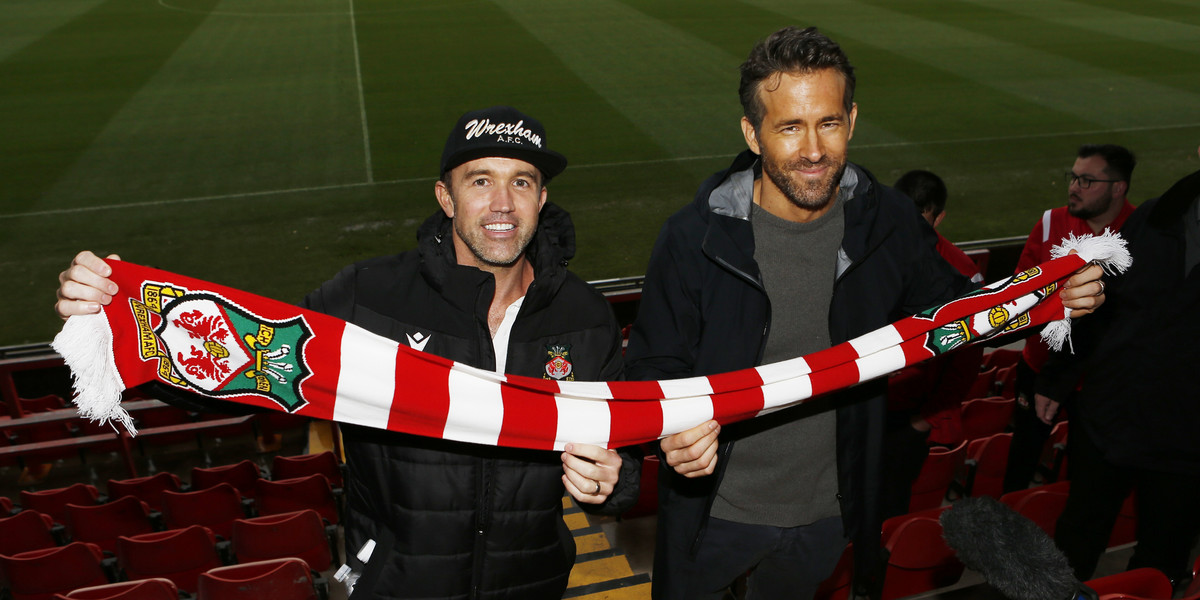 Ryan Reynolds (z prawej) zakochał się w klubie z Walii. Holywoodzki gwiazdor chce wprowadzić Wrexham do Premier League