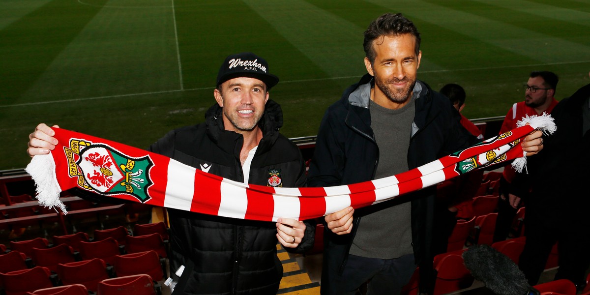 Ryan Reynolds (z prawej) zakochał się w klubie z Walii. Holywoodzki gwiazdor chce wprowadzić Wrexham do Premier League