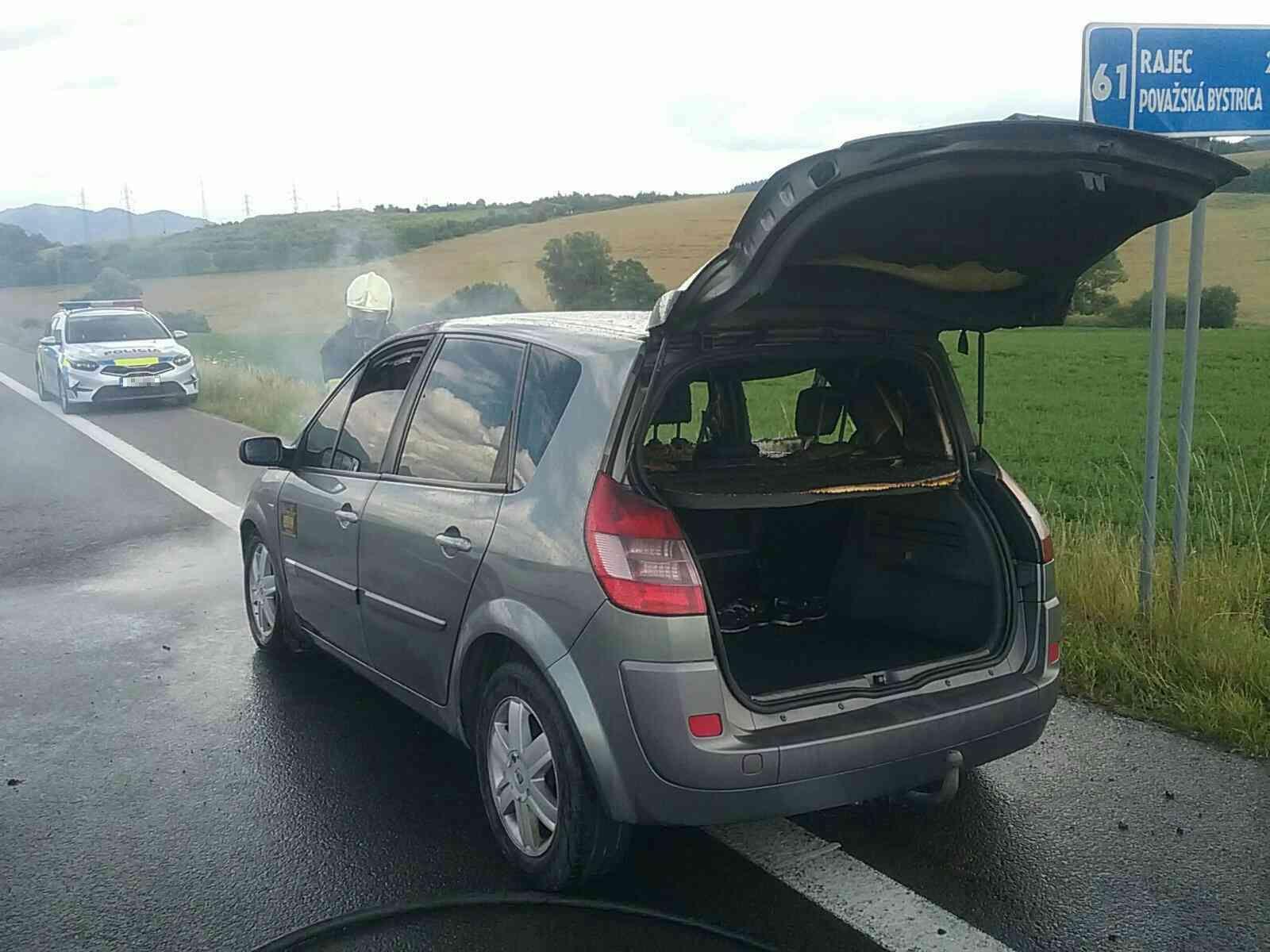Hasiči likvidovali požiar auta medzi Sverepcom a Považskou Bystricou.