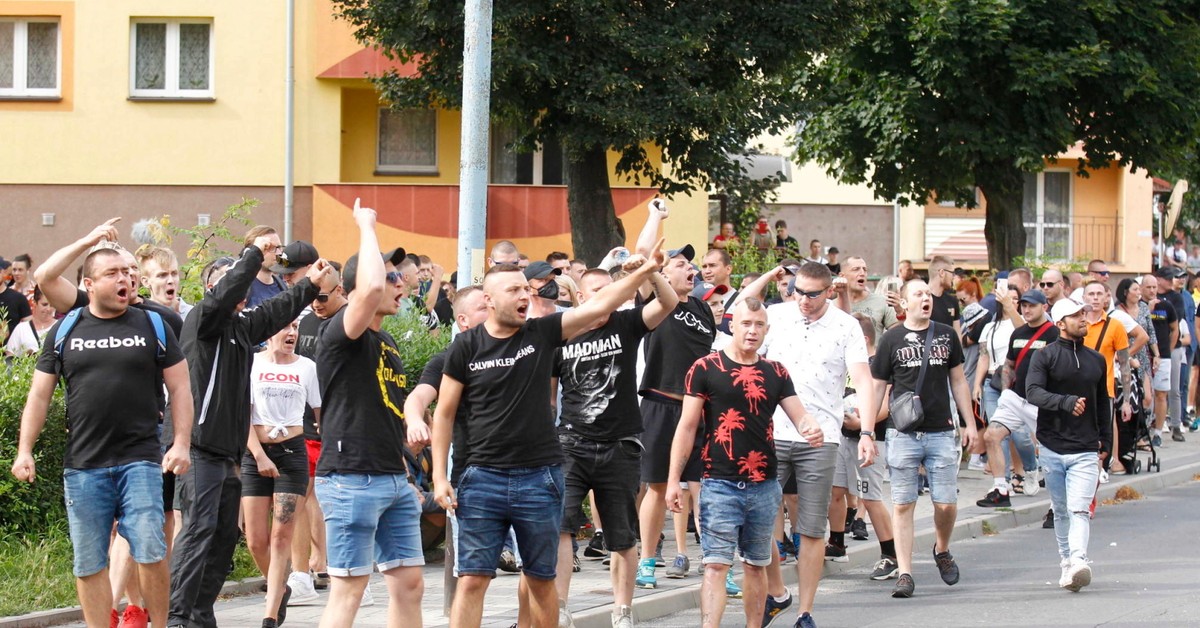 Zamieszki pod komendą w Lubinie. Policjanci użyli gazu ...