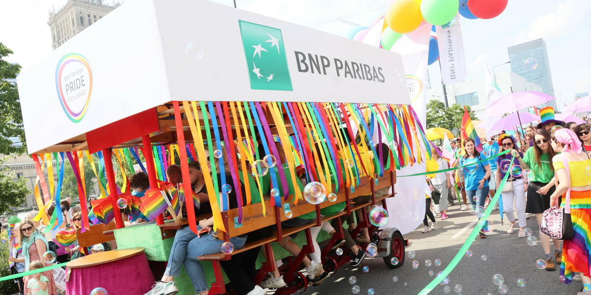 Bank BNP Paribas jest otwartym sojusznikiem społeczności LGBTQ+. Zdjęcie z tegorocznej parady równości w Warszawie.