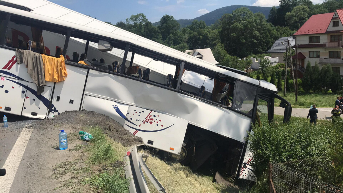 - Nie możemy udzielić informacji, czy jest taki pacjent – usłyszała mama dziewczynki poszkodowanej w wypadku autokaru na zakopiance, kiedy wraz ze swoim partnerem próbowali ustalić, w którym szpitalu leży dziecko. Wszystko wskazuje na to, że powodem było RODO, czyli nowe unijne rozporządzenie o ochronie danych osobowych. - Uczulimy szpitale na bardziej racjonalne podejście do tematu – zapewnia Ministerstwo Cyfryzacji.