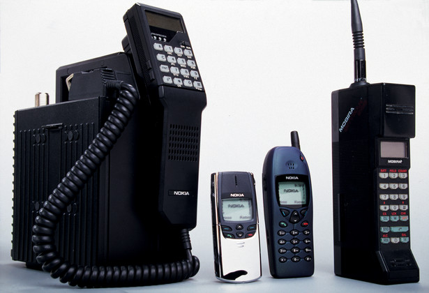 Mobilna historia Nokii rozpoczęła się jeszcze w latach '80 XX wieku. W 1984 roku Finowie zaprezentowali światu jeden z pierwszych telefonów przenośnych - Mobira Talkman. Rok wcześniej światło dzienne ujrzał natomiast pierwszy telefon samochodowy - Mobira Senator.
