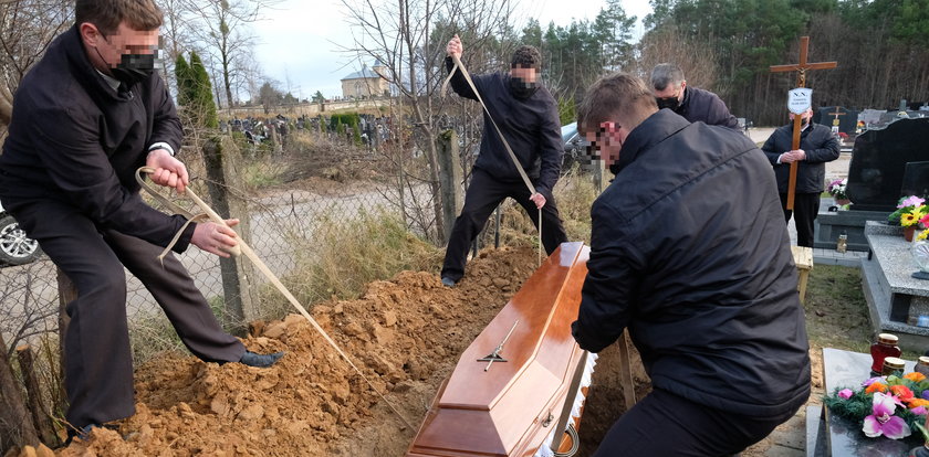Smutny pogrzeb nieznanego migranta. Nie chciał go pochować ksiądz ani imam [WIDEO]