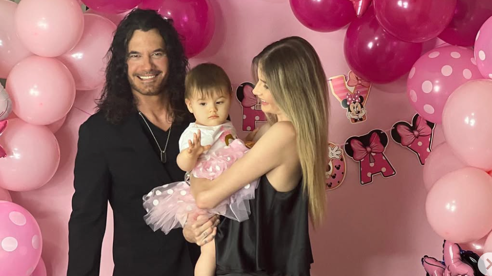 Mario Cimarro na zábere s niekdajšou partnerkou Broňou Gregušovou a ich dcérkou Briankou