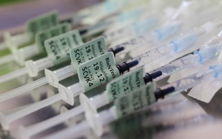 Jak uzyskać bezpłatne szczepienie przeciw COVID-19 w sezonie 2024/2025?