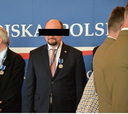 Wykładowca ASzWoj aresztowany. W tle teczki służb specjalnych i pornografia dziecięca