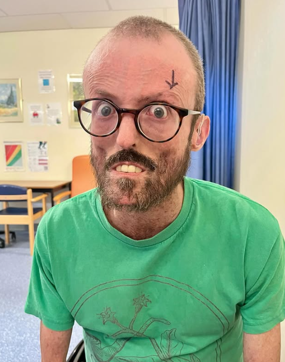 Tom je pre všetkých príkladom veľkého odhodlania.