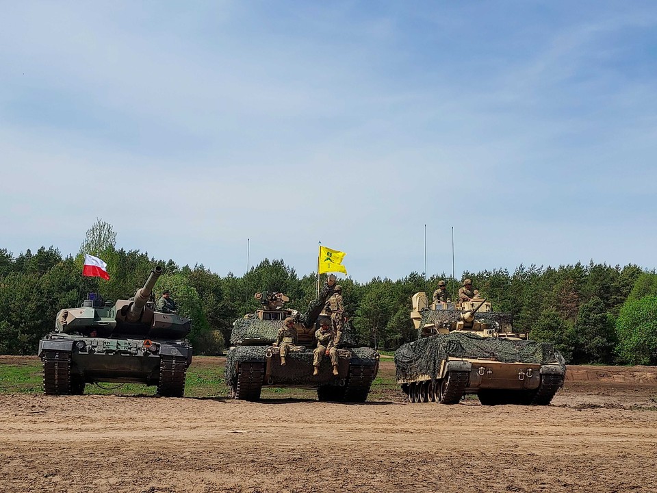 Desant oraz forsowanie przeszkody wodnej - rzeki Narew w ramach ćwiczeń DefenderEurope 22 w okolicach miejscowości Nowogród k. Łomży