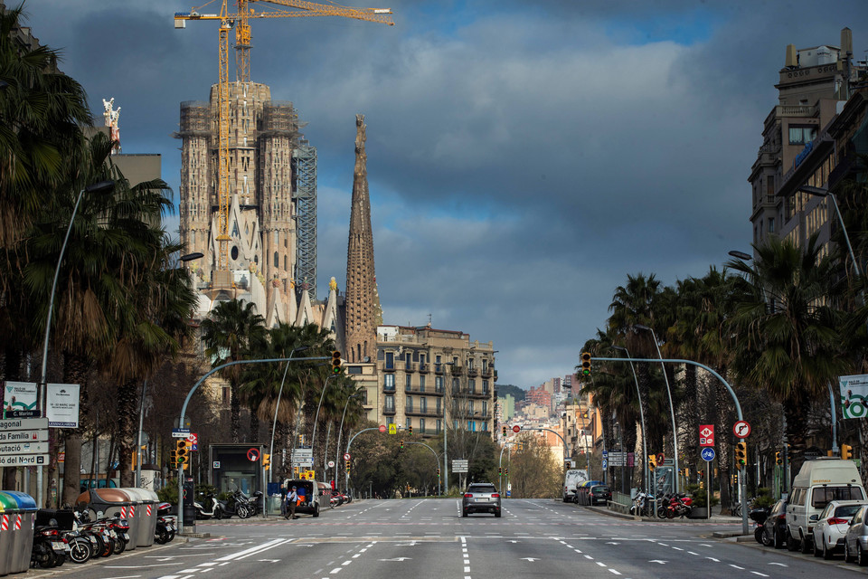 Puste ulice Barcelony w okolicach Bazyliki Sagrada Familia