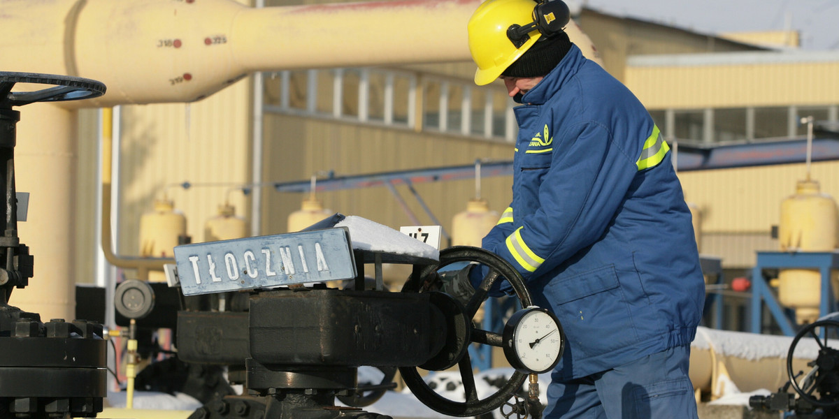 Pracownik firmy Gaz-System przy obsłudze tłoczni gazu