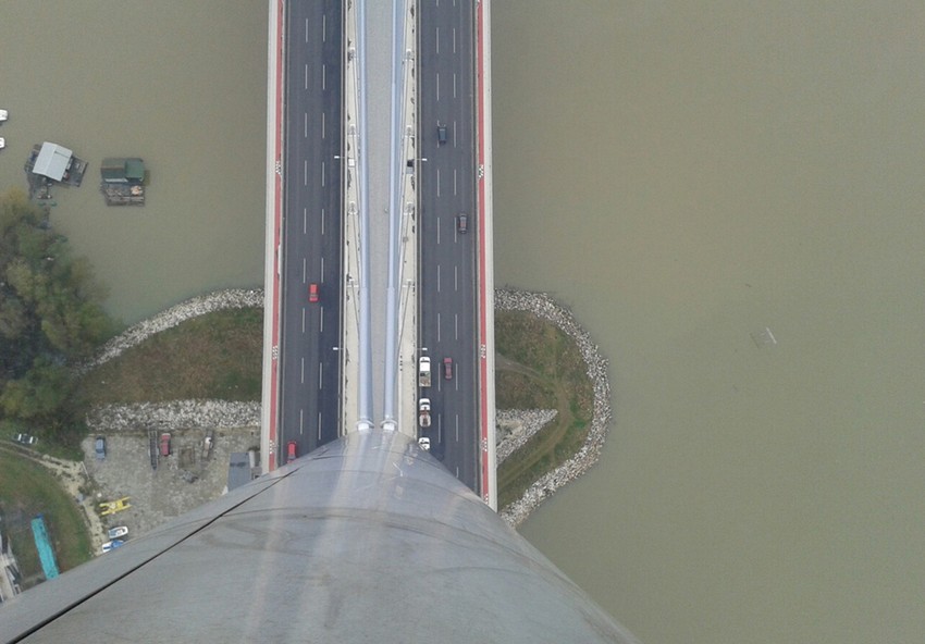 Nestvaran pogled sa pilona Mosta na Adi